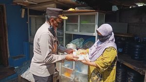 Polsek Pesanggrahan Distribusikan Sembako Dimassa PPKM Darurat Ringankan Beban Warga