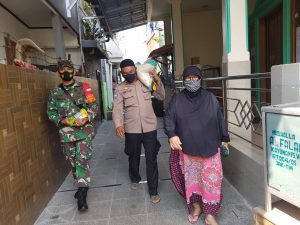 Peduli Babinsa, Bhabinkamtibmas Bagikan Sembako Untuk Warga Isoman