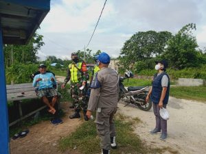 Laksanakan Patroli Prokes, Babinsa Kurun Ajak Masyarakat Memakai Masker