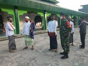 Anggota Kodim Bantu Tangkap Sapi Kurban Lepas di Jalan Yos Sudarso