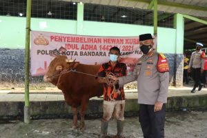 Hari Raya Idul Adha 1442 H, Polresta Bandara Soekarno-Hatta Bagikan Ribuan Daging Kurban Dan Sembako Kepada Warga Terdampak Covid-19