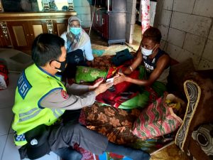 Polsek Tambelang Membantu Wartawan yang Sakit