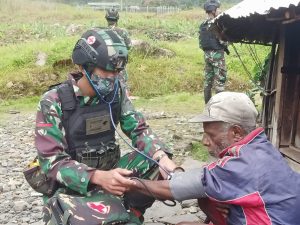 Personel Satgas Yonif 512/DY Berikan Layanan Kesehatan Warga Puncak Jaya
