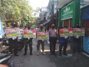 Babinsa Koramil 02/TB Bersama Tiga Pilar Sosialisasikan PPKM di Wilayah Kelurahan Angke