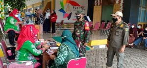Pengamanan Giat Vaksin Warga Kel. Duren Sawit Oleh Babinsa dan Tiga Pilar