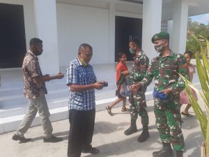 Satgas Pamtas Yonif 742/SWY Terapkan Prokes Covid-19 Saat Pengamanan Tempat Ibadah