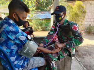 Satgas Pamtas Yonarmed 6/3 Kostrad Door To Door Beri Layanan Kesehatan dan Edukasi Warga Patuhi Prokes