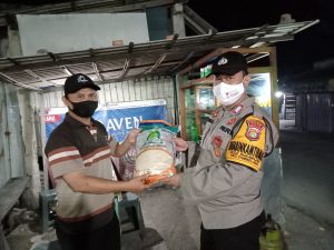 Operasi Simpatik: Polsek Tambelang Membagi Sembako PPKM Level 4 bagi Pedagang Kaki Lima