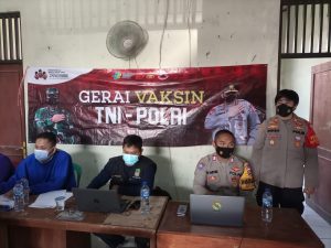 Polsek Tambelang Gelar Vaksinasi Desa Sukamekar