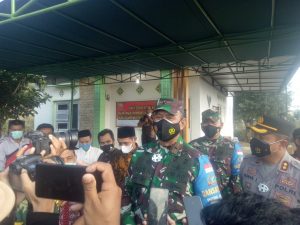 Danrem 162/WB Tinjau Pos PPKM Mikro dan Bale Isolasi Terpadu Serta Serahkan Bansos