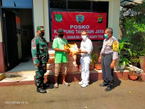 Babinsa Koramil 03/Pasar Rebo/Ciracas Distribusikan Bantuan Beras Pada Giat PPKM Level 4