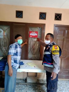 Polsek Bojonggede Melaksanakan Kegiatan Pemasangan Stiker, Kepada Warga Yang Sedang Melakukan Isoman Pada Masa PPKM Darurat Level 4.