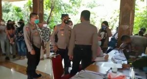 Polisi Tinjau Pelaksanaan Vaksin Presisi di Gedung Yaskum Indonesia Kembangan