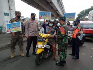 Babinsa Koramil 02/TB Bersama Tiga Pilar Melaksanakan Sosialisai PPKM dan Bagikan Masker