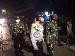Patroli Wilayah Babinsa Koramil 02/TB Bersama Tiga Pilar Dalam Rangka Antisipasi Guantibmas dan Cegah Penyebaran Covid-19