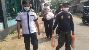 Polsek Bojonggede Membagikan Beras ke Masyarakat Yang Terdampak PPKM