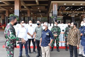 TNI AD Terima 380 Tabung Oksigen Dari SKK Migas dan Kadin
