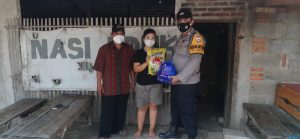 Bagi Sembako di Sukaraja, Polsek Tambelang juga Pantau Penerapan PPKM Level 4