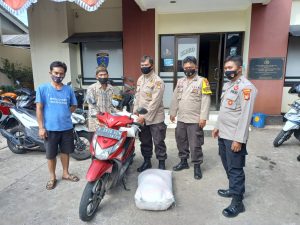 Kanit Reskrim Polsek Bojonggede Beserta 4 Personil Bimas, Membagikan Beras Ke 28 Orang di Desa Pabuaran