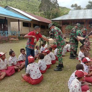 Jelang Hari Jadi Satuan, Satgas Pamtas Yonif 403/WP Ajarkan Pola Hidup Sehat dan Prokes Pelajar SD Perbatasan RI-PNG