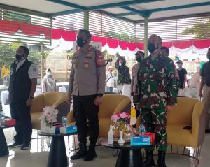 Danramil 02/TB Dampingi Dandim 0503/JB Kunjungi Vaksinasi Merdeka di RPTRA Krendang