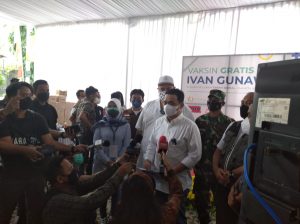 Hari Kedua Serbuan Vaksinasi Bersama Artis Ivan Gunawan 1.115 Orang Tervaksin Dari Target 1000 Orang
