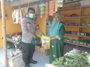 Pantau Penerapan PPKM Level 4 Polsek Tambelang Salurkan Sembako Peduli