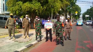 Percepat Penanganan Covid-19, Babinsa Koramil 02/TB Bersama Petugas Gabungan Gelar OPS Yustisi