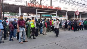 Penyekatan penumpang di stasiun KRL Bojonggede rutin di lakukan Polsek Bojonggede
