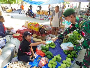 Upaya Disiplinkan Prokes, Satgas Pamtas Yonarmed 6/3 Kostrad Bagikan Masker Gratis di Perbatasan