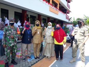 Antusias Usia Pelajar Ikuti Vaksinasi Covid-19 di SMKN 64 Cipayung