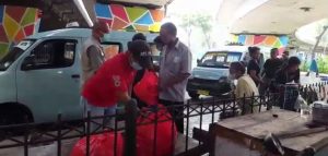Sahabat Peduli 82#85 Membagikan 60 Nasi Bungkus dan Masker di Sekitaran Grogol