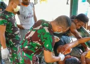 Satgas Yonif 512/QY Bantu Obati Masyarakat Yang Terluka