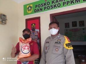 Polsek Bojonggede Memberikan Bantuan Beras Kepada Masyarakat Yang Terdampak Pandemi