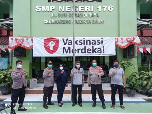 Kapolsek Cengkareng Kompol Egman Melaksanakan Peninjauan Dilokasi Gerai Vaksinansi di SMPN 176 Cengkareng