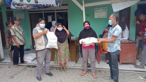 Kantor Desa junti Kec.Jawilan Menyalurkan Bantuan Beras dalam Kegiatan (BB-PPKM) Sebanyak 1.314 Keluarga Penerima