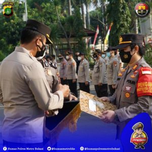 Kapolresto Bekasi Berikan Penghargaan Kepada Kapolsek  Beserta Unit Reskrim Polsek Tambelang, Berhasil Ungkap Kasus 365/Begal Motor