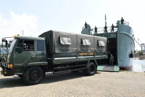 TNI AD Distribusikan Tabung Oksigen ke beberapa RSAD