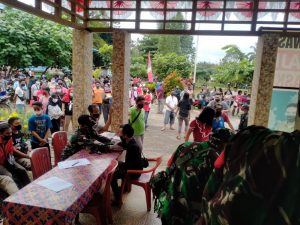 Personel Satgas Yonif 144/JY Bersama Nakes Gelar Vaksinasi Covid-19 di Batas Negeri