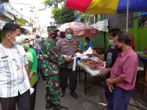 Sosialisasi PPKM Babinsa Koramil 02/TB dan Bagikan Masker Dalam Rangka Percepatan Penanganan Covid-19