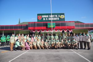 KASAD DIDAMPINGI IBU HETTY ANDIKA PERKASA MENGUNJUNGI RUMAH SAKIT Dr. R. HARDJANTO BALIKPAPAN KALIMANTAN TIMUR