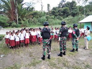 Jadi Guru Bantu, Personel Satgas Yonif Mekanis 512/QY, Sosialisasikan Prokes