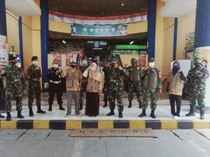PPKM Level-4 , Koramil 05/Kramatjati Bersama Tiga Pilar dan BNPB Bagikan Masker