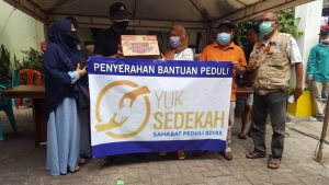 Tim Sahabat peduli 82#85 jumat siang mendatangi para korban memberikan bantuan sembako