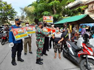 Cegah Penyebaran Covid-19, Babinsa Koramil 02/TB Bersama Petugas Gabungan Sosialisasi PPKM dan Bagikan Masker