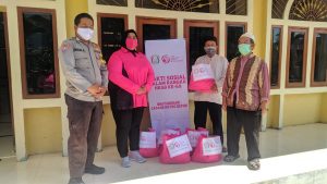 Bhayangkari Ranting Bojonggede Melakukan Pemberian Bansos Di Masjid Al-Muhajirin Desa Kedung Waringin