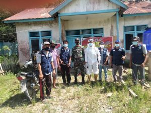 Satags Yonif 144/JY Kembali Lakukan Penyemprotan Disinfektan di Desa Senunuk