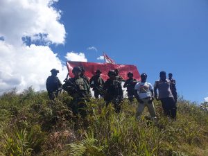 Peringati HUT RI Ke-76,TNI Bersinergi Dengan POLRI dan Tokoh Masyarakat Napak Tilas DiPuncak Tertinggi Distrik Kanggime