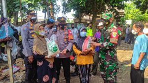 Pembagian Beras Dilakukan Polsek Bojonggede Di desa Susukan Rawa Panjang Dan Bojong Baru