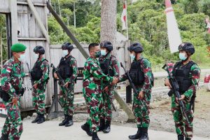 Dansatgas Pamtas Yonmek 403/WP Laksanakan Kunjungan Kerja Tahap Ke-2 di Jajaran Pos Satgas Pamtas Jalur Darat dan Udara di Perbatasan RI-PNG
